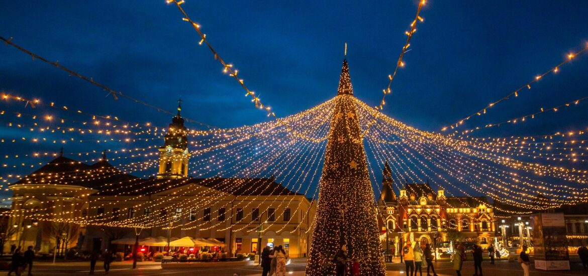 Vineri, 3 decembrie 2021, de la ora 18:00, oradenii sunt asteptati in Piata Unirii la aprinderea luminilor de sarbatori