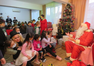 Copiii de la Centrul de Zi din Oradea au fost vizitati de Mos Craciun