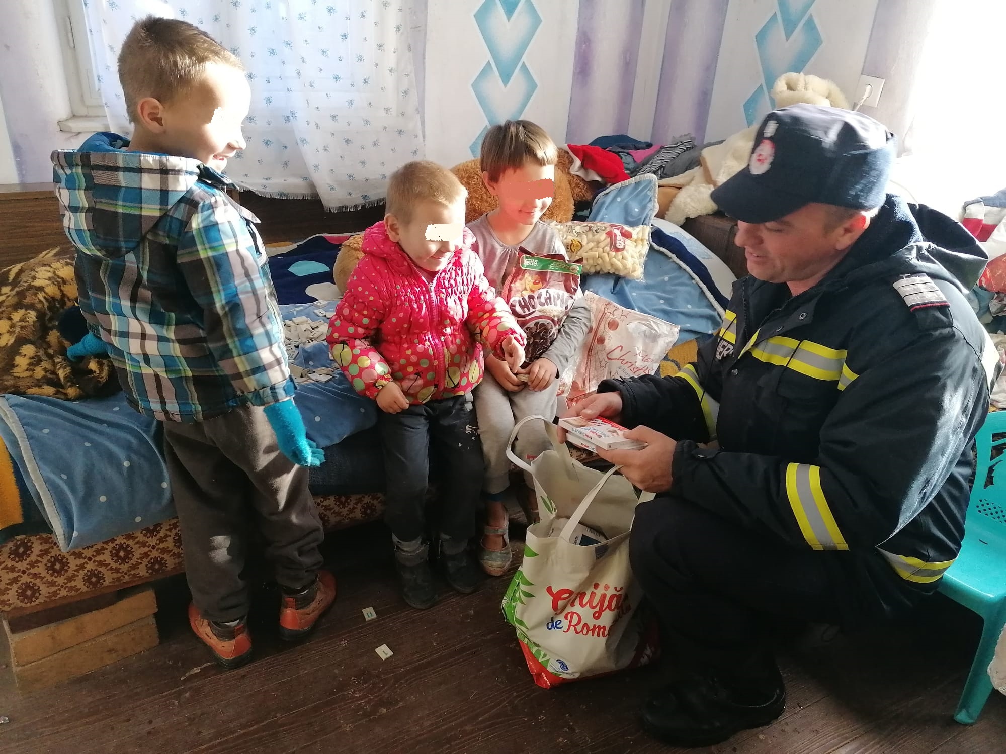 “Moșul” pompierilor militari a adus spiritul Crăciunului în sufletul și casa a peste 120 de bihoreni aflați în dificultate