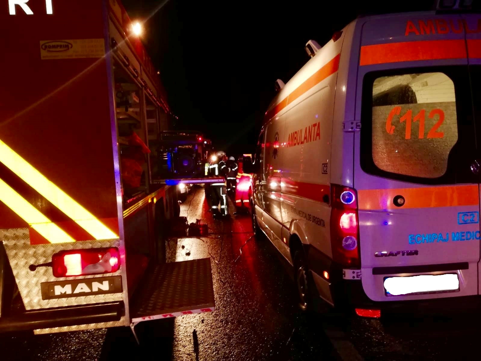 Incendiu la un bloc din Oradea, in aceasta noapte. Mai multe persoane au fost evacuate de la ultimele 3 etaje