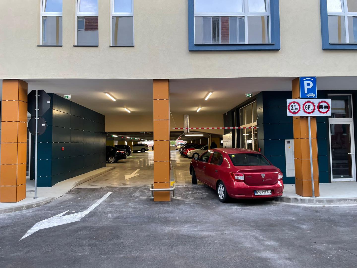 Incepand de astazi, 1 ianuarie 2022, intrarea in parcarea supraetajata de pe Baritiu, din Oradea, va fi cu plata. Vezi care sunt tarifele