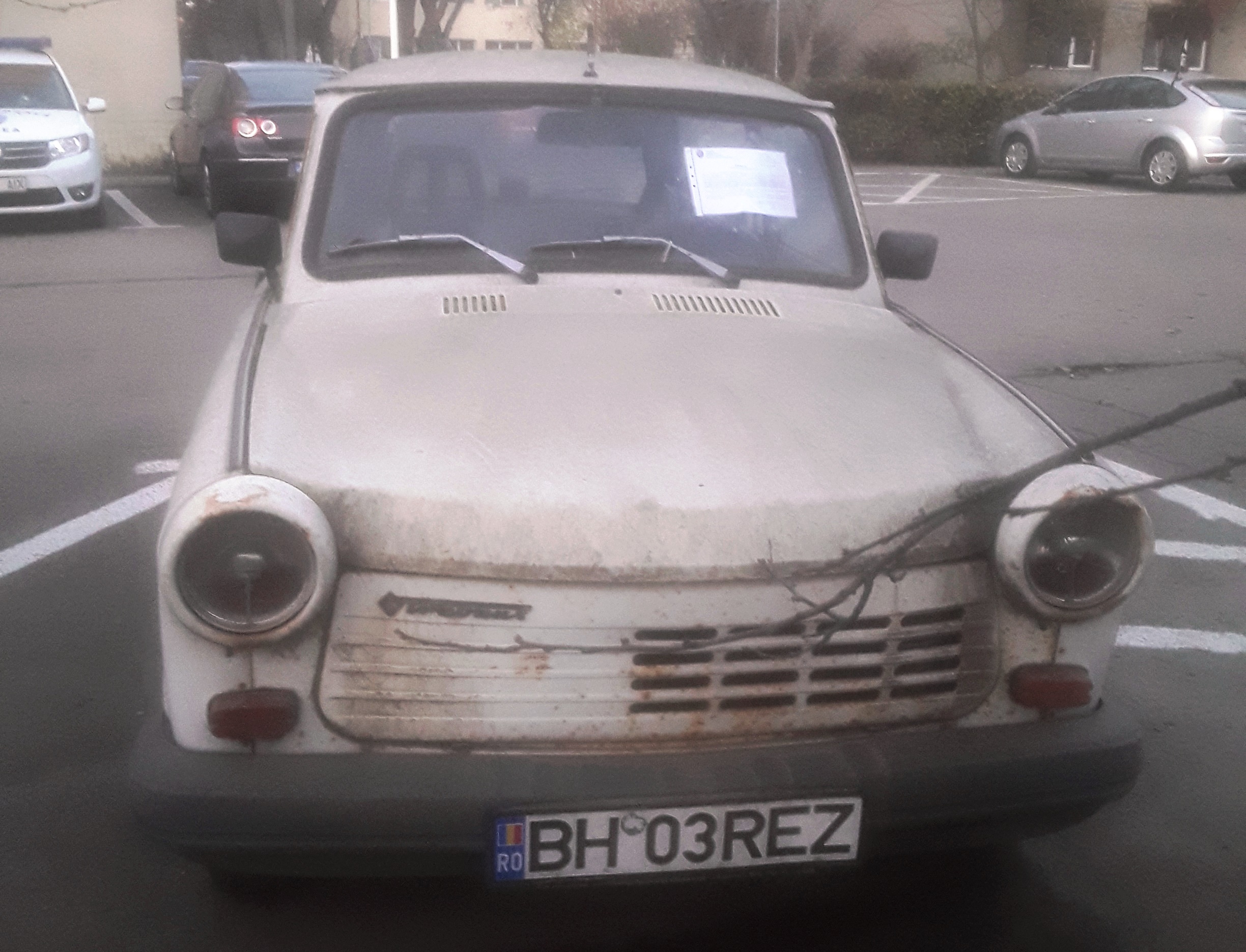 Trabant abandonat si ridicat de Politia Locala Oradea