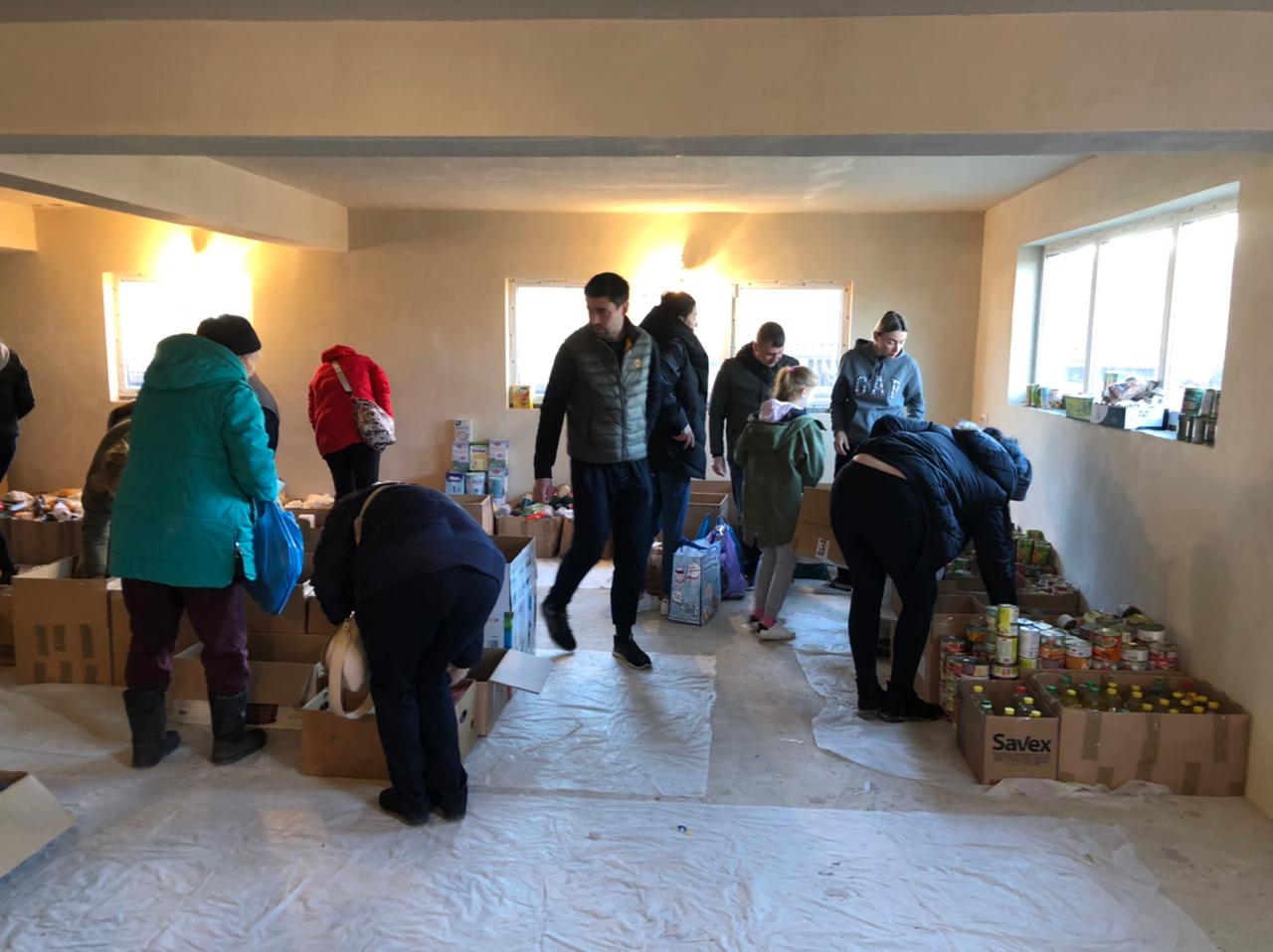 Asociația Caritas Eparhial Oradea a trimis în localitatea Apșa de Jos, din Ucraina ajutoare constand in 2 tone de produse alimentare, articole de igienă și alte produse