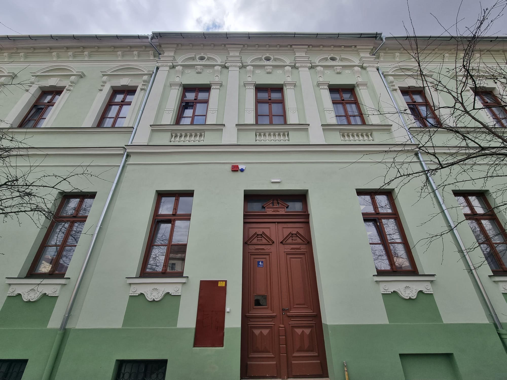 9 clase primare cu copii maghiari se vor muta de la Scoala Nicolae Balcescu intr-o cladire a Eparhiei Reformate de pe Cuza Voda 4A
