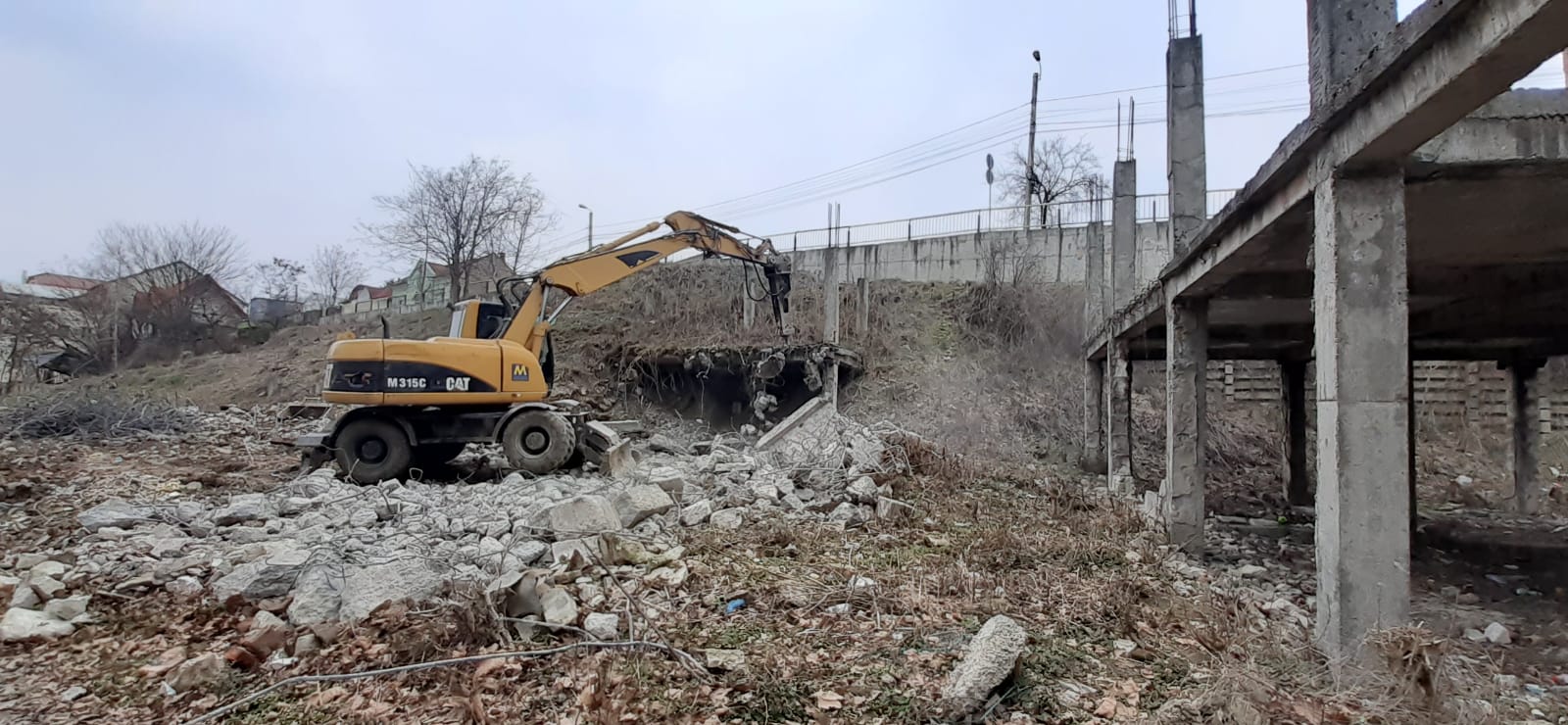 A început demolarea construcţiilor abandonate de lângă Parcul Brătianu