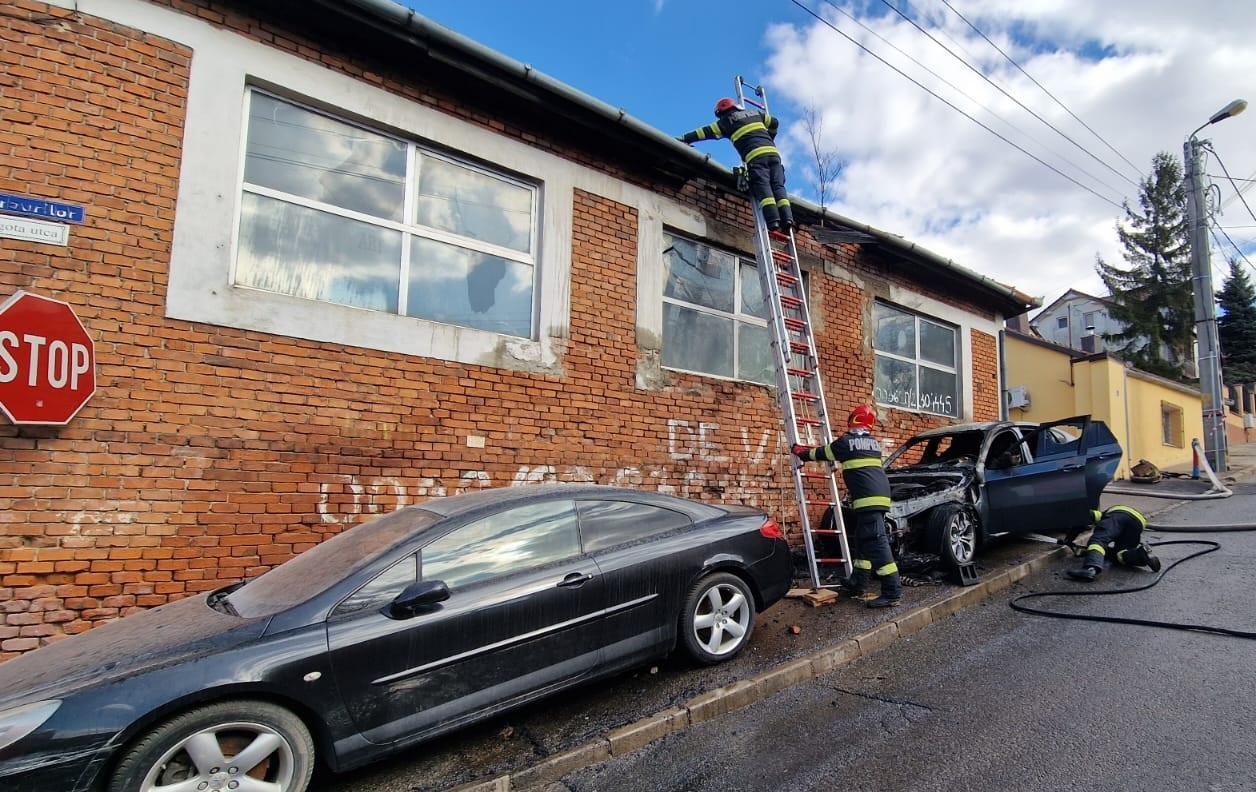 Un BMW care a luat foc in Oradea a incendiat acoperisul unei cladiri si o alta masina parcata in apropiere
