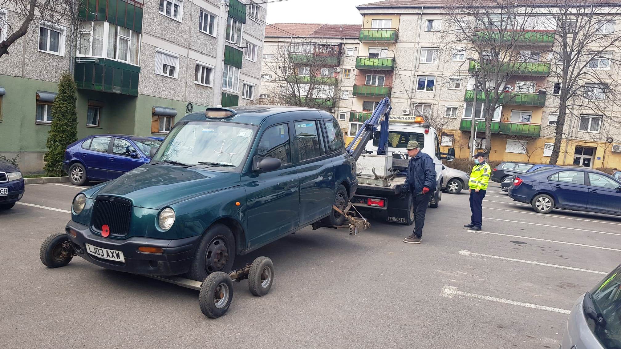 Automobilul marca LTI a fost ridicat de politisti oradeni el fiind considerat abandonat
