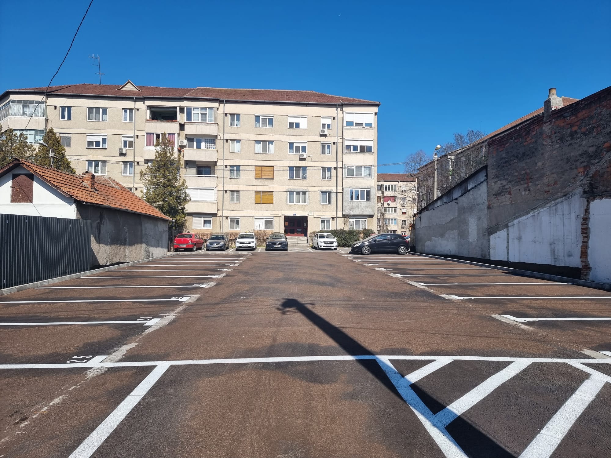 Inca 25 de locuri de parcare in zona strazilor Slatinei si Lisabonei din cartierul Rogerius