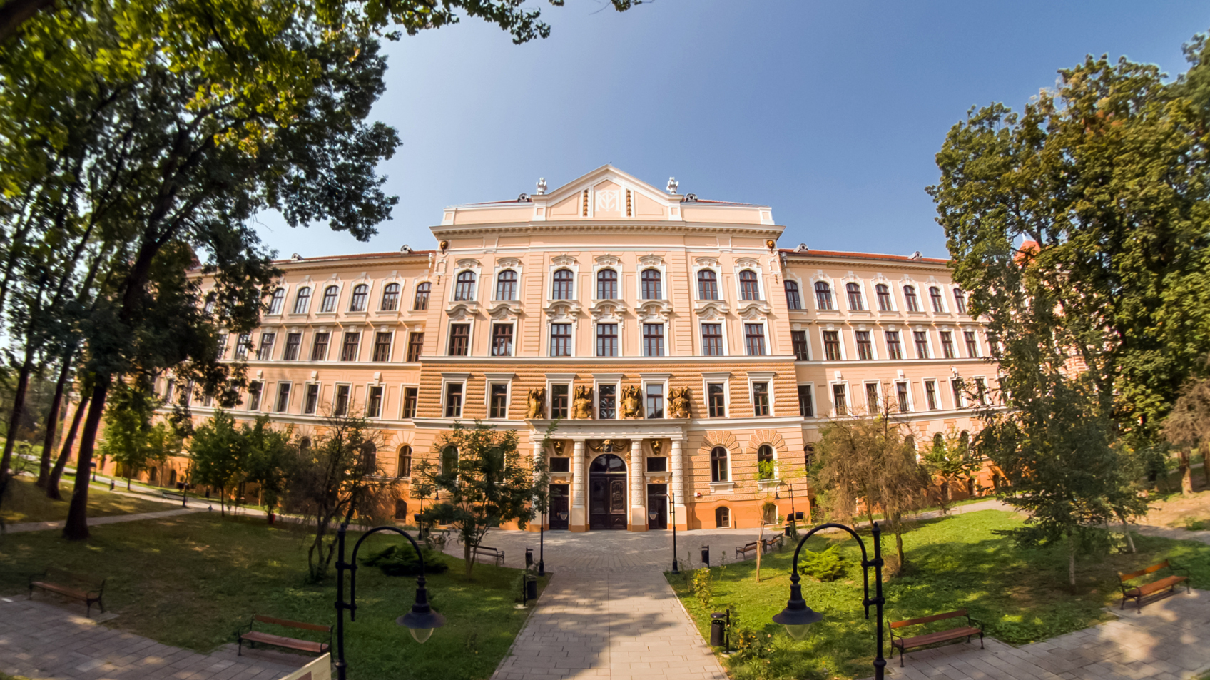 Incepand de maine orarele de functionare la muzeele din Oradea se modifica