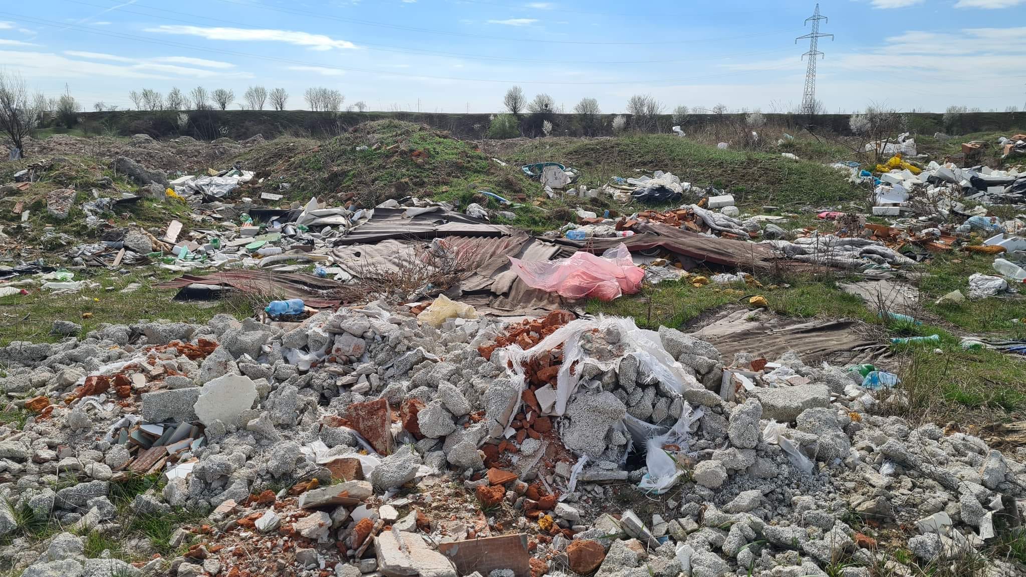 Curățarea domeniului public se face din banii tuturor orădenilor – Sesizați orice abandonare de deșeuri!