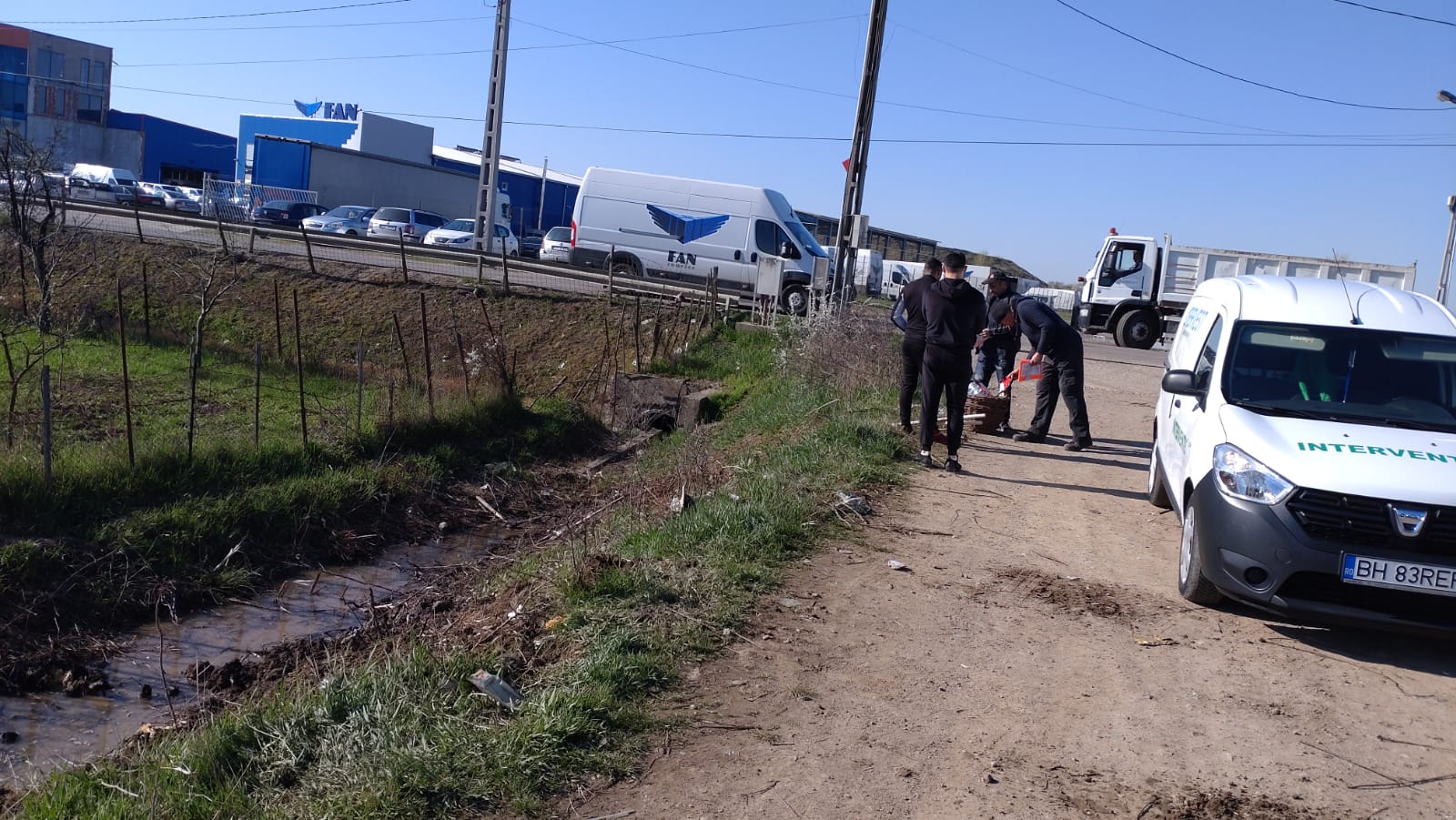 Primaria Oradea a scos detinutii la curatenie in spatiile verzi din municipiu