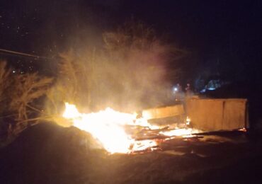 Incendiu violent la un adapost de animale din satul Munteni, comuna Bulz, judetul Bihor. Au ars mai multe animale iar adapostul a fost complet distrus
