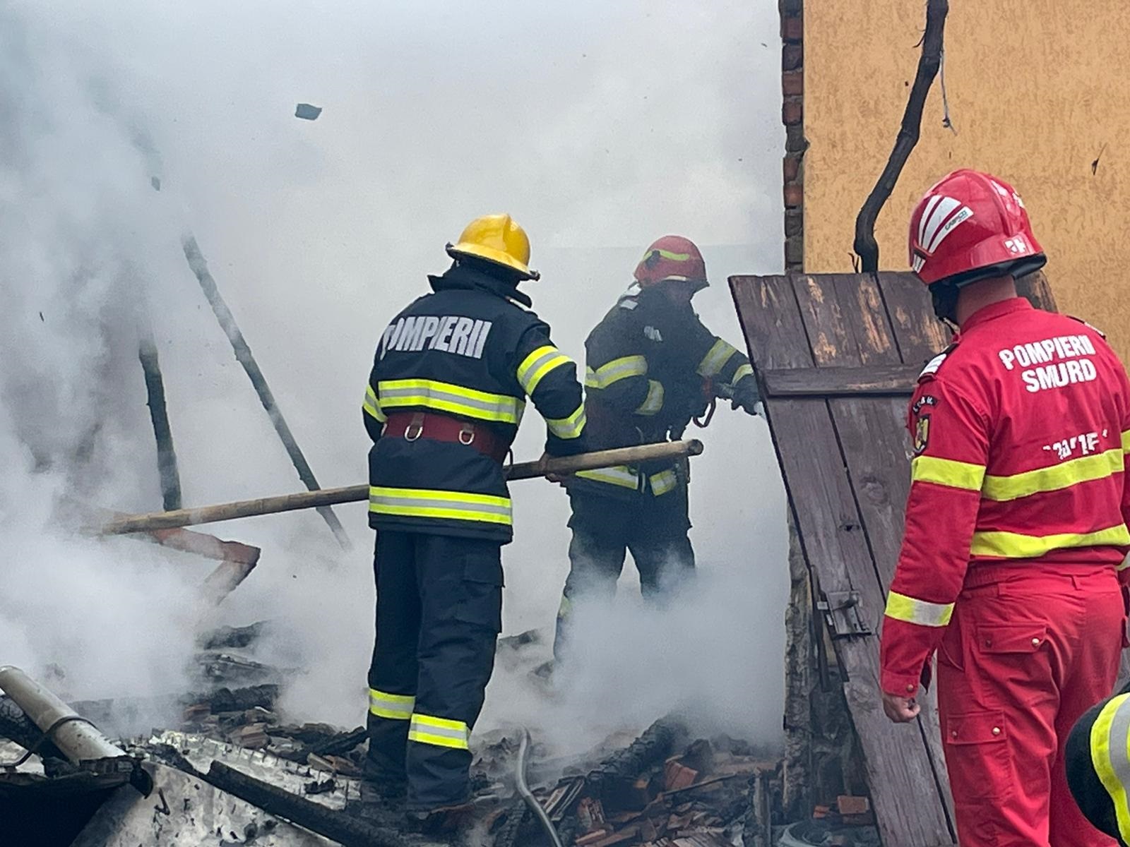 Incendiu violent la o gospodărie din comuna Pocola. Cauza art fi fost un bec defect