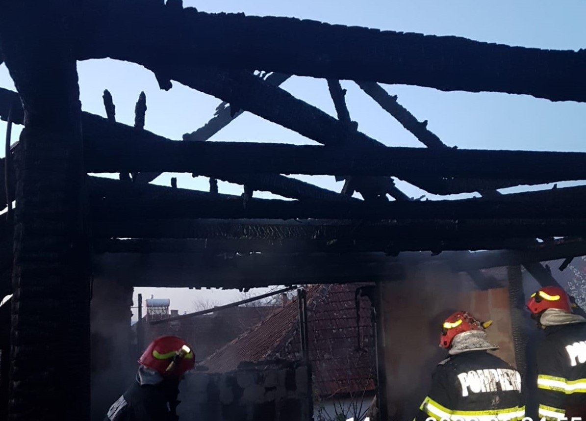 Acoperisul unei case din Abramut, judetul Bihor a fost mistuit de flacari, in aceasta dimineata