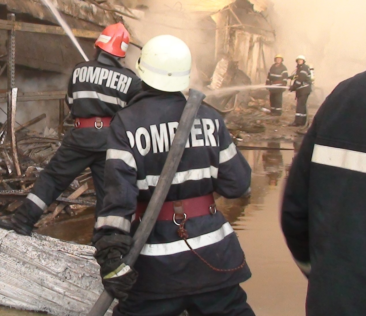 La un pas de tragedie! Salteaua unui barbat din Sanmartin a luat foc in timp ce dormea.