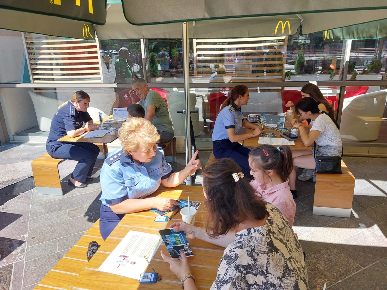 Acțiuni preventive inedite ale polițiștilor bihoreni, ochelari VR, întâlniri interactive cu cetățenii, la o cafea, expoziție de tehnică de securitate, toate pentru a pentru a marca, la Oradea, Ziua europeană de prevenire a furturilor din locuință.