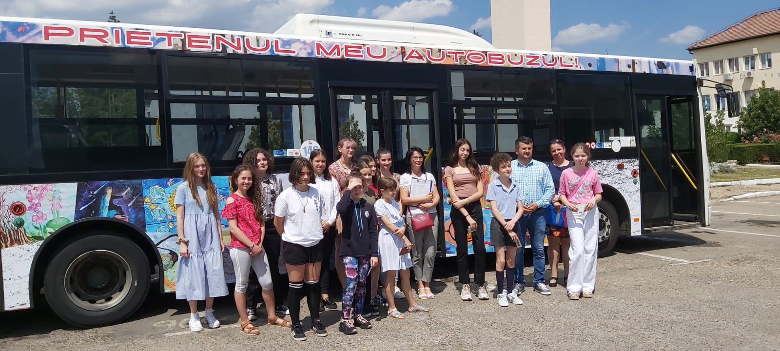 Prietenul meu, Autobuzul. Elevi premiati dupa ce au decorat in ca un autobuz al OTL