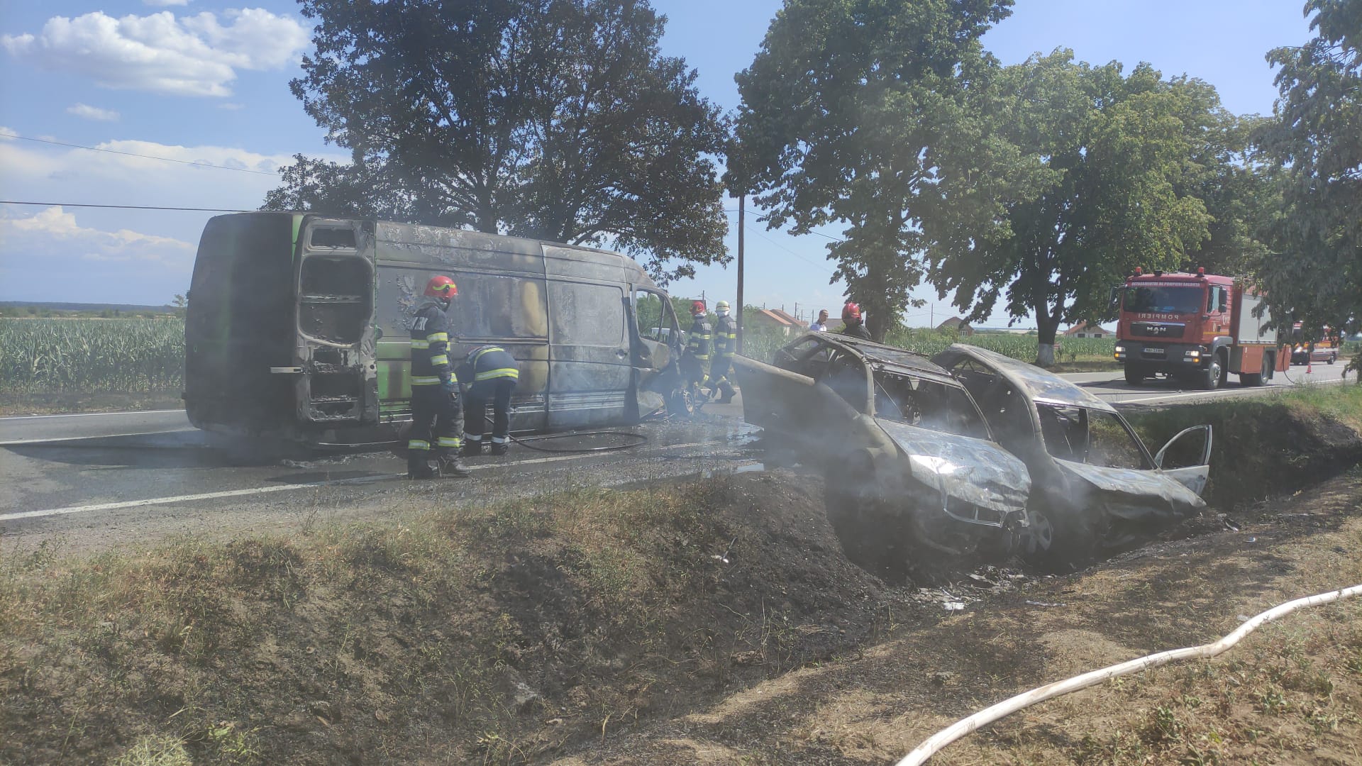 IPJ Bihor | Traficul se desfasoara alternativ pe DN 79, in Gepiu, in urma accidentului rutier in care au ars 3 autovehicule