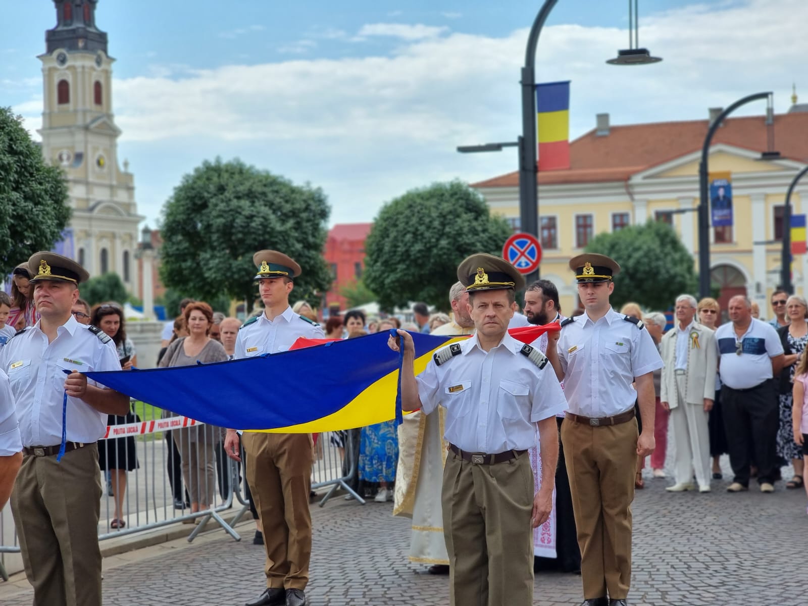 FOTO | Ziua Drapelului Național, sărbătorită în fața Primăriei Oradea