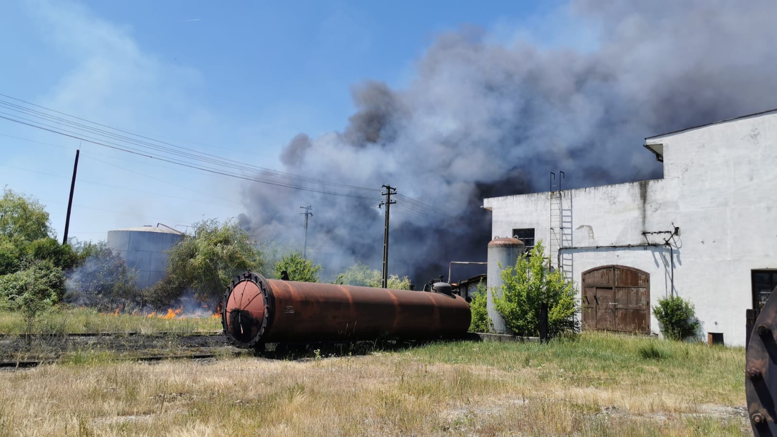 La un pas de dezastru. Un incendiu de vegetatie din Tileagd a aprins cinci rezervoare cu reziduri de pacura