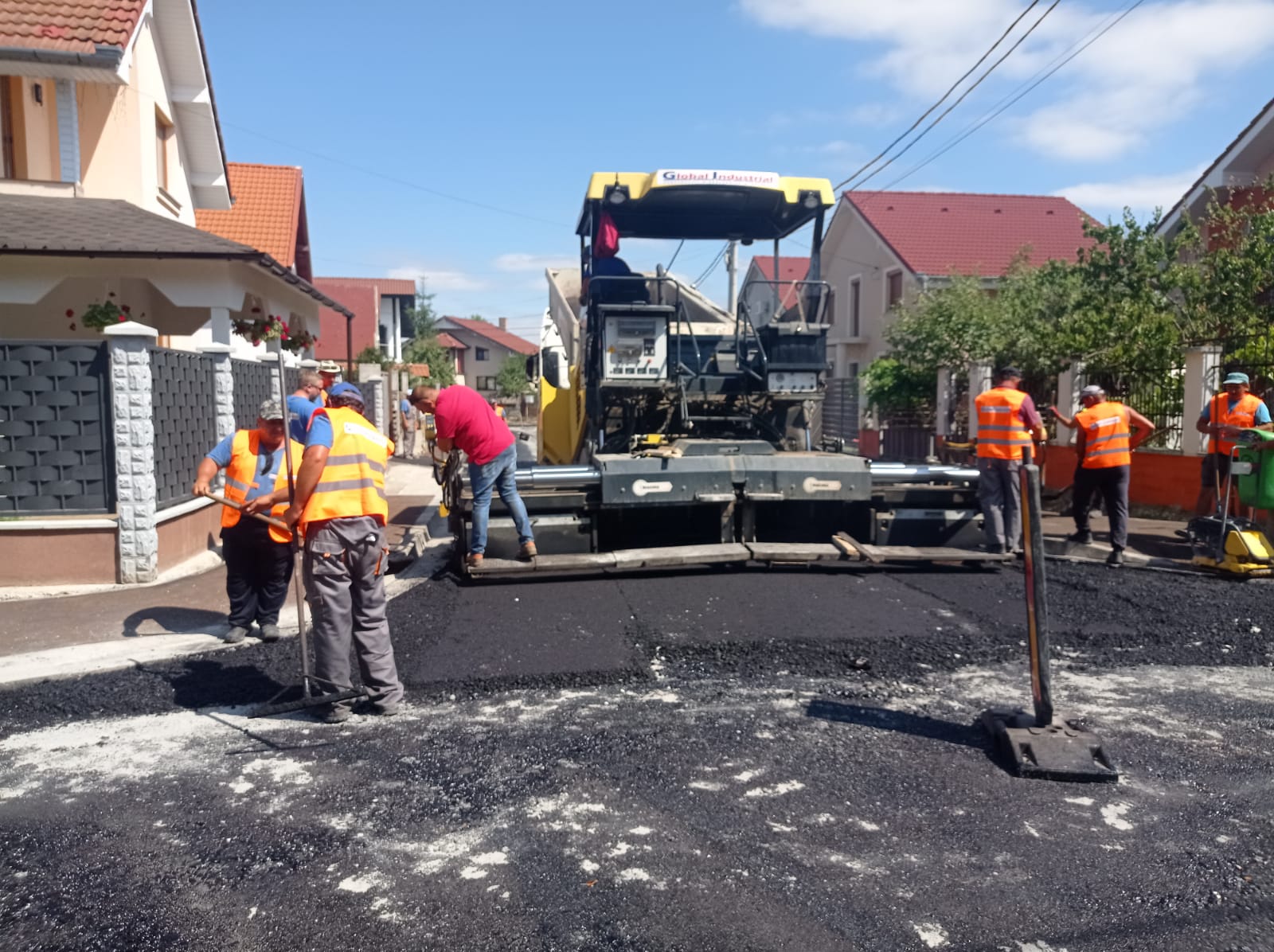 A început asfaltarea străzii George Bacaloglu din Cartierul Tineretului