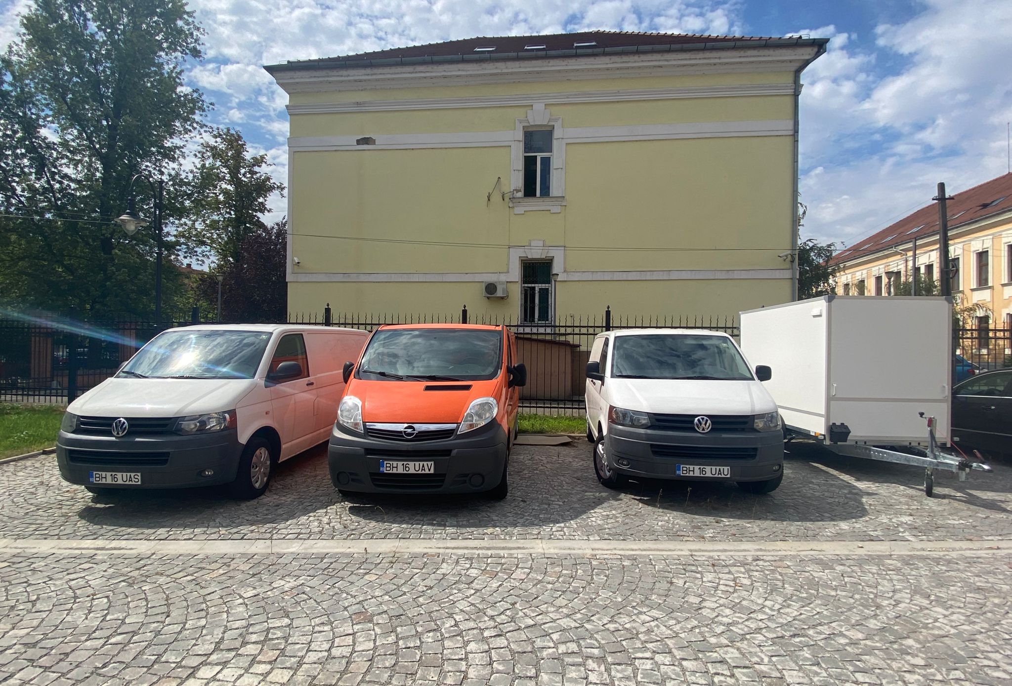 Adăposturile de câini | Consiliul Județean Bihor predă primăriilor autoutilitarele achiziționate