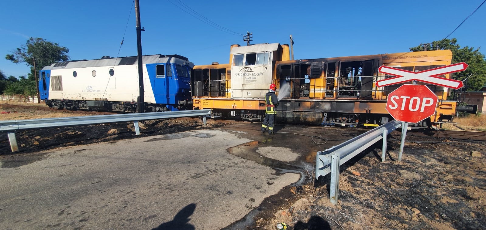 FOTO | Locomotiva unui tren personal a luat foc pe ruta Oradea – Valea lui Mihai