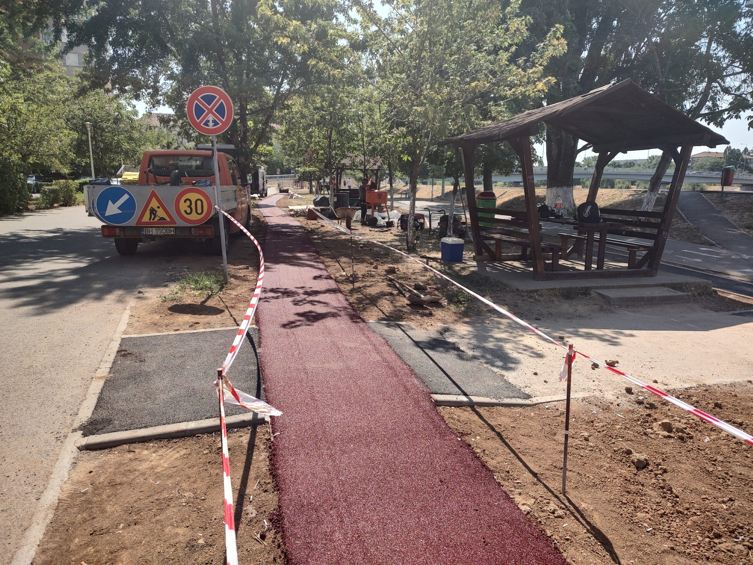 A început turnarea stratului de tartan la pista de alergare de pe strada Sovata