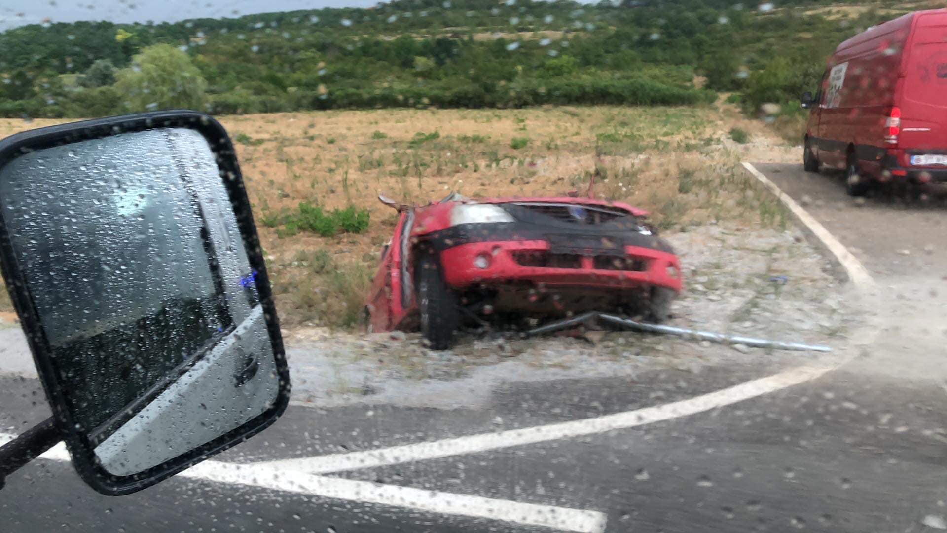 Accident grav pe DN 76. O femeie de 36 de ani si fetita ei de 5 ani au ajuns in stare grava la spital, dupa ce femeia a intrat cu masina intr-un cap de pod