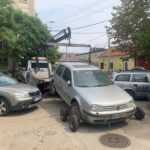 Cunoasteti proprietarul? Un autovehiculul marca Volkswagen, declarat abandonat, a fost ridicat de pe strada Traian Lalescu
