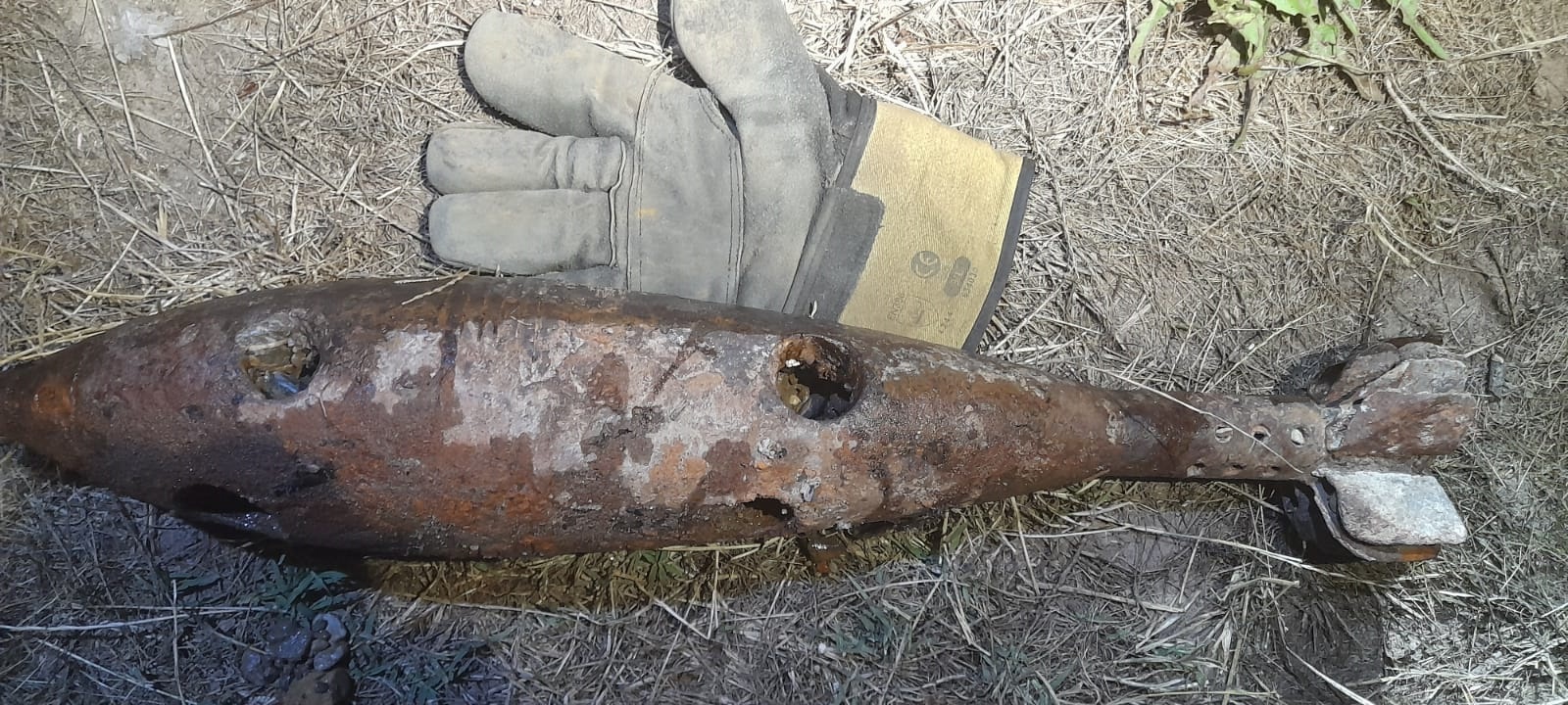 Bomba de artilerie din cel de-al Doilea Război Mondial descoperita in albia Crisului Pietros de catre un localnic aflat la scaldat