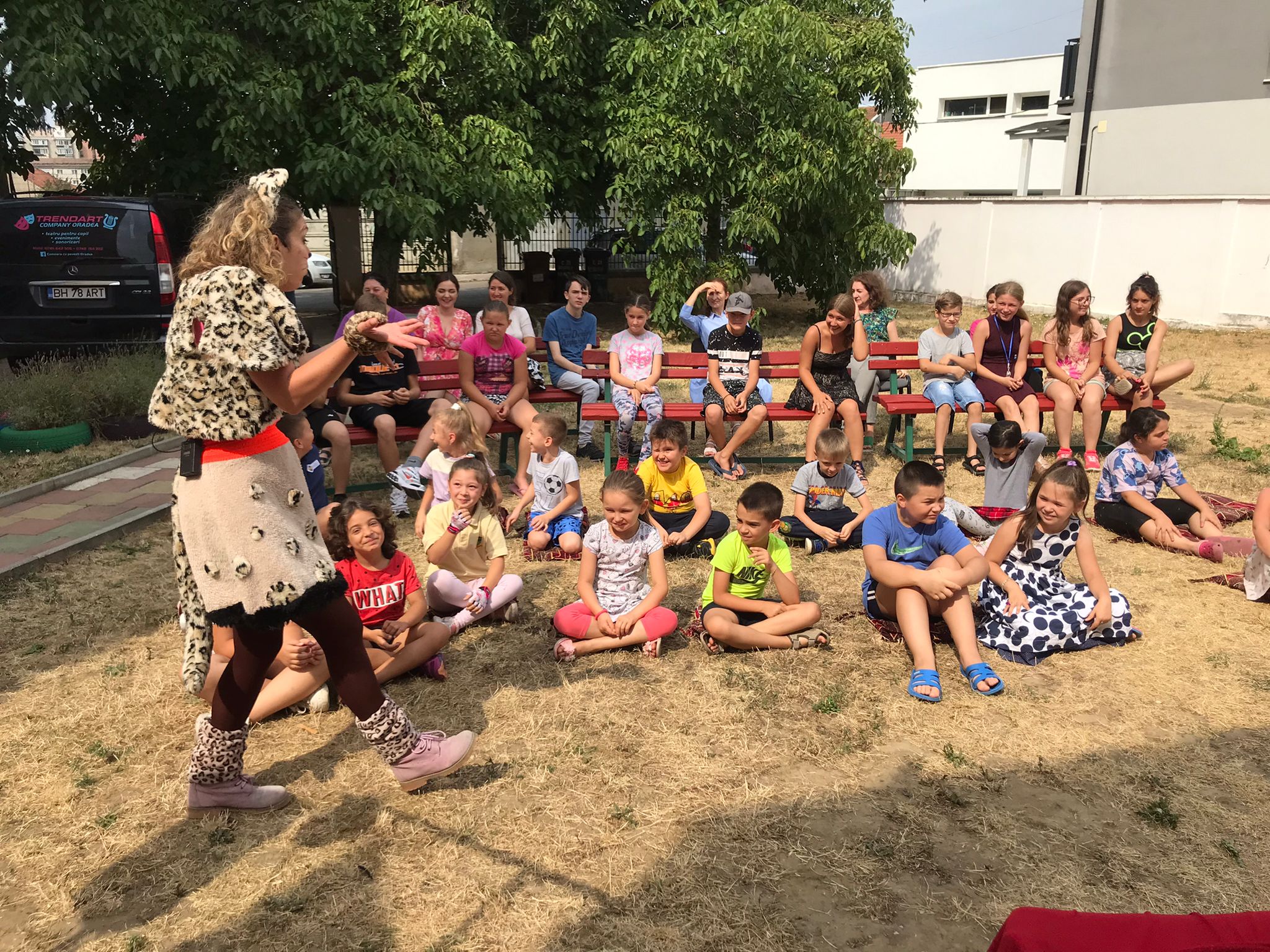 FOTO | Copiii din Centrul de Zi Oradea au parte de o serie de activităţi menite să îi facă să simtă bucuria mult așteptatei vacanțe de vară.