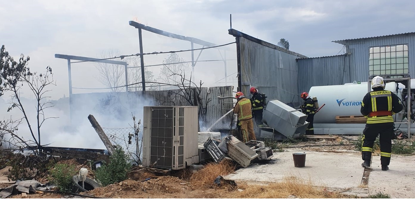 La un pas de dezastru! Un incendiu izbucnit la un atelier de reparat camioane din Oradea era sa cuprinda trei rezervoare de combustibil aflate la cativa metri de focul deschis