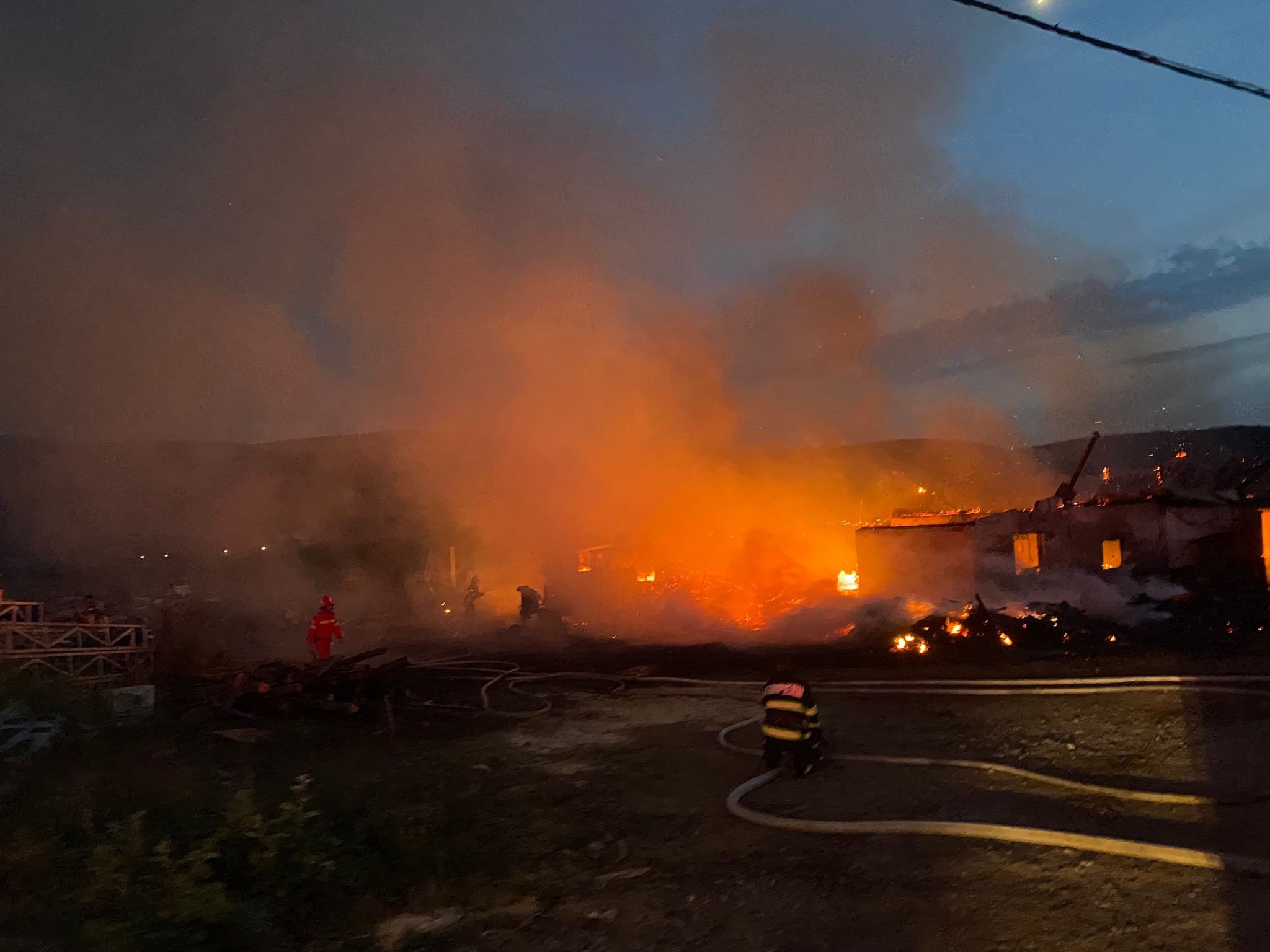 Incendiu violent la o hală de prelucrare a lemnului din localitatea bihoreană Vărășeni