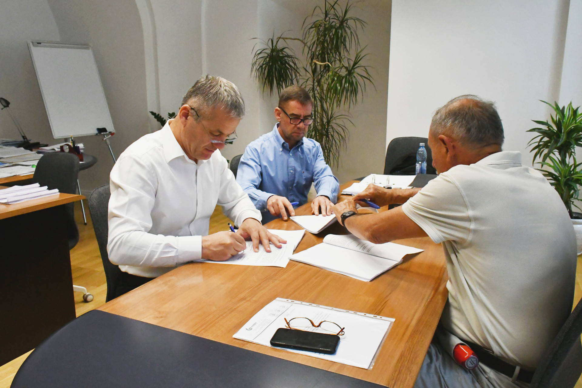 Mai puține deșeuri la groapa de gunoi. S-a semnat contractual pentru stația de tratare a deșeurilor