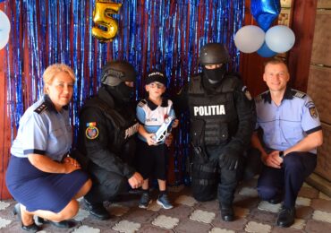 FOTO | Surpriză a polițiștilor de prevenire bihoreni pentru un copilaș din Oradea, pasionat de profesia de polițist, care azi împlinește 5 ani.