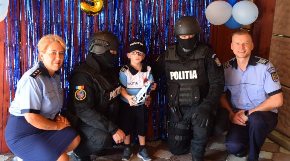 FOTO | Surpriză a polițiștilor de prevenire bihoreni pentru un copilaș din Oradea, pasionat de profesia de polițist, care azi împlinește 5 ani.