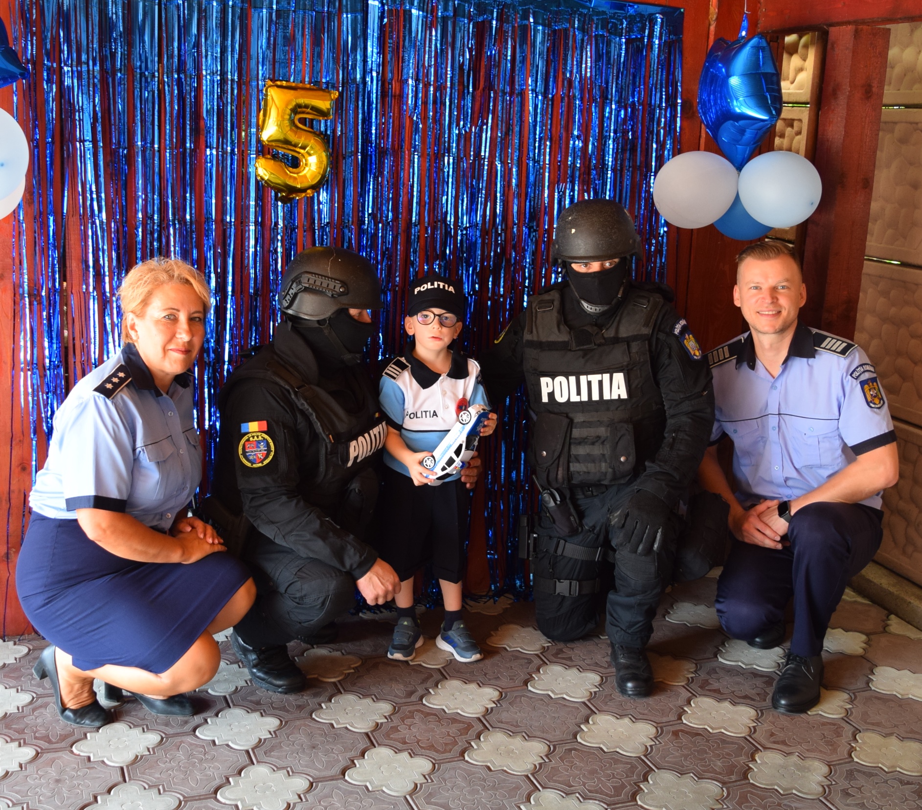 FOTO | Surpriză a polițiștilor de prevenire bihoreni pentru un copilaș din Oradea, pasionat de profesia de polițist, care azi împlinește 5 ani.