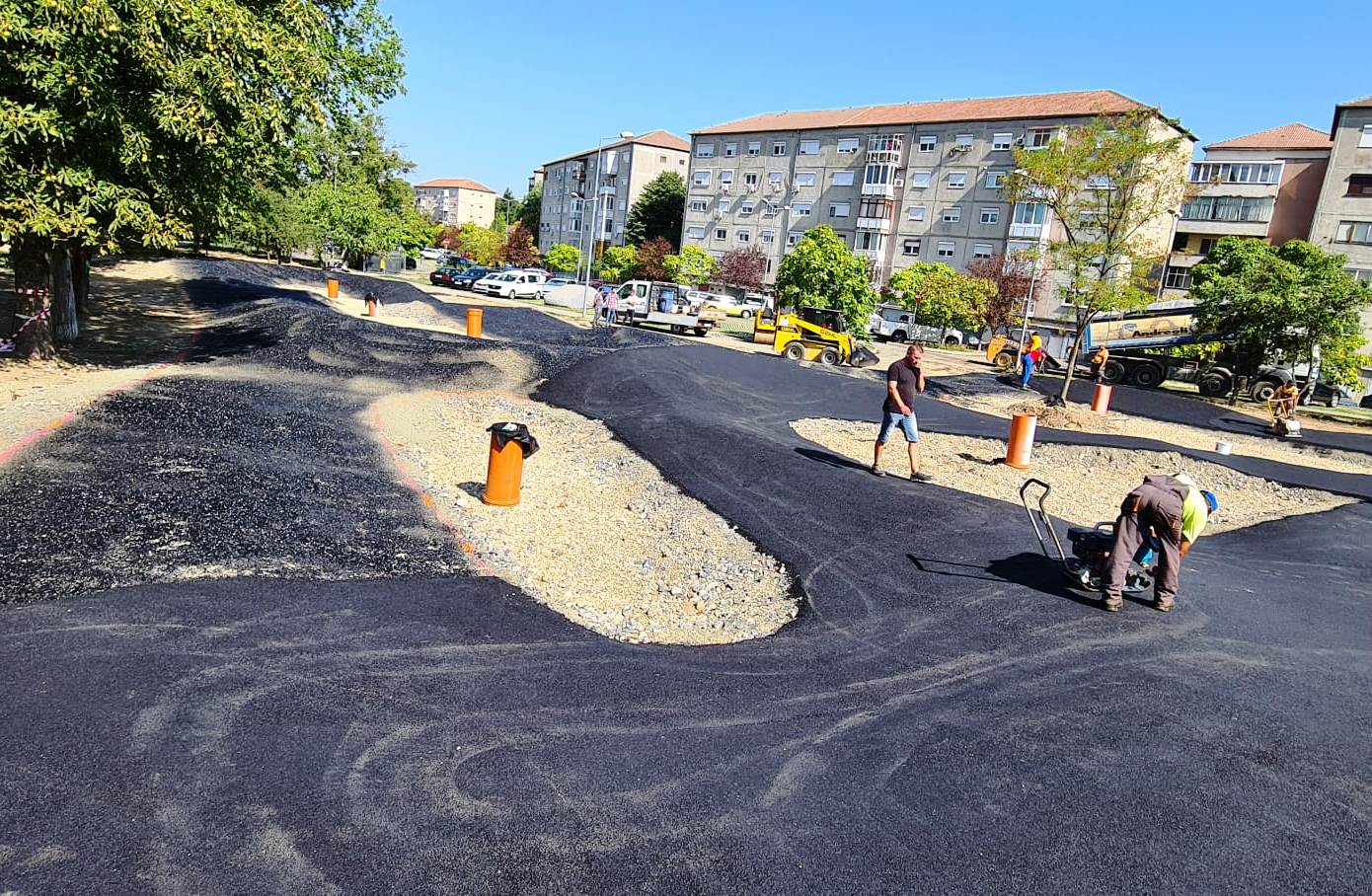 A început asfaltarea pistei de pumptrack de pe strada Sovata. Ce este Pumptrack