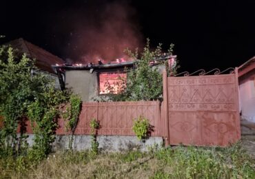 Incendiu violent la o locuință din localitatea Calea Mare. Un frigider defect le-a distrus intreaga agoniseala de-o viata