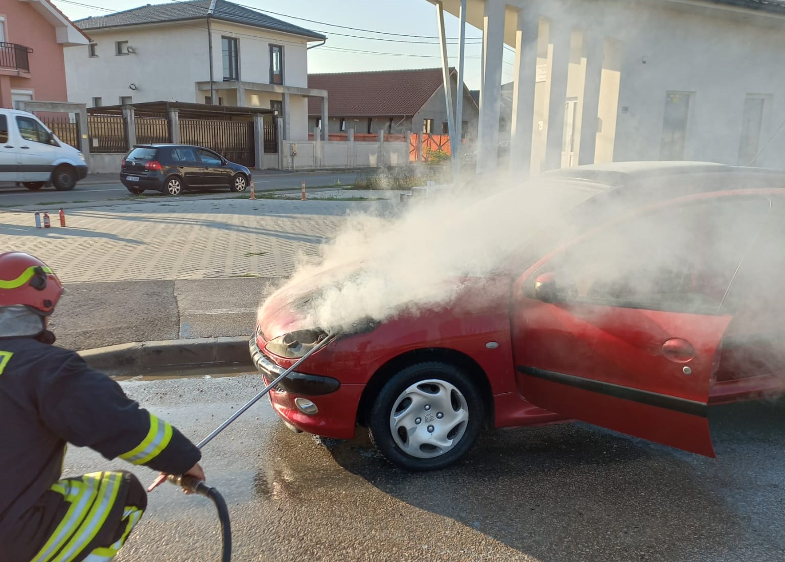 O masina a luat foc in mers pe o strada din Oradea.