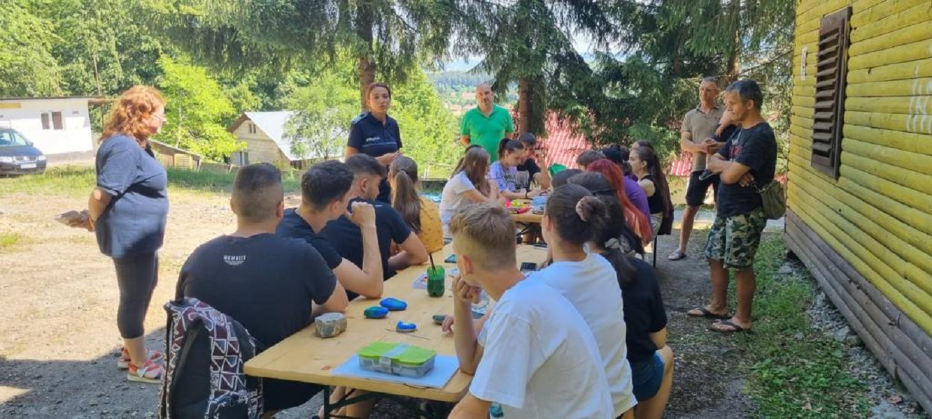 Peste 180 de copii, din mai multe județe, prezenți în taberele organizate în județul Bihor, sfătuiți de polițiștii bihoreni despre cum să prevină victimizarea și despre efectele negative ale consumului de droguri.