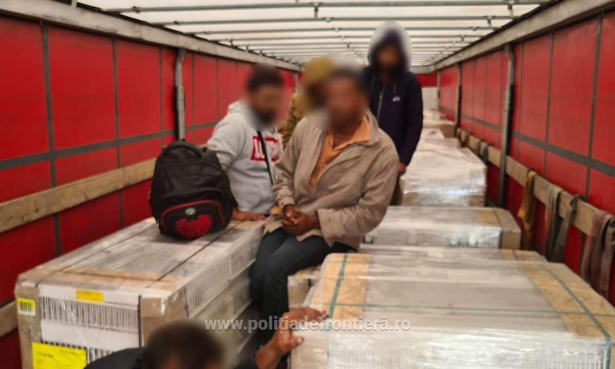 51 de persoane descoperite in Vama Bors, intr-un TIR printre geamuri de termopan