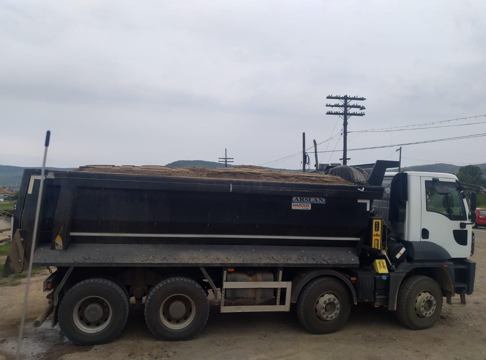 Un camionagiu a fost amendat cu 29.000 de lei si a rams fara certificat de inmatriculare pentru ca avea o incarcatura dubla, pe un drum din judetul Bihor
