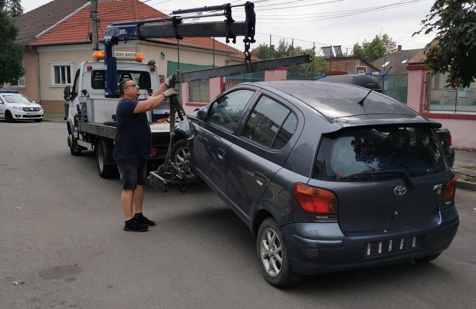 Cunoasteti proprietarul? Autovehicul marca Toyota, declarat abandonat, a fost ridicat si dus pe str. Academiei nr. 3 din Oradea