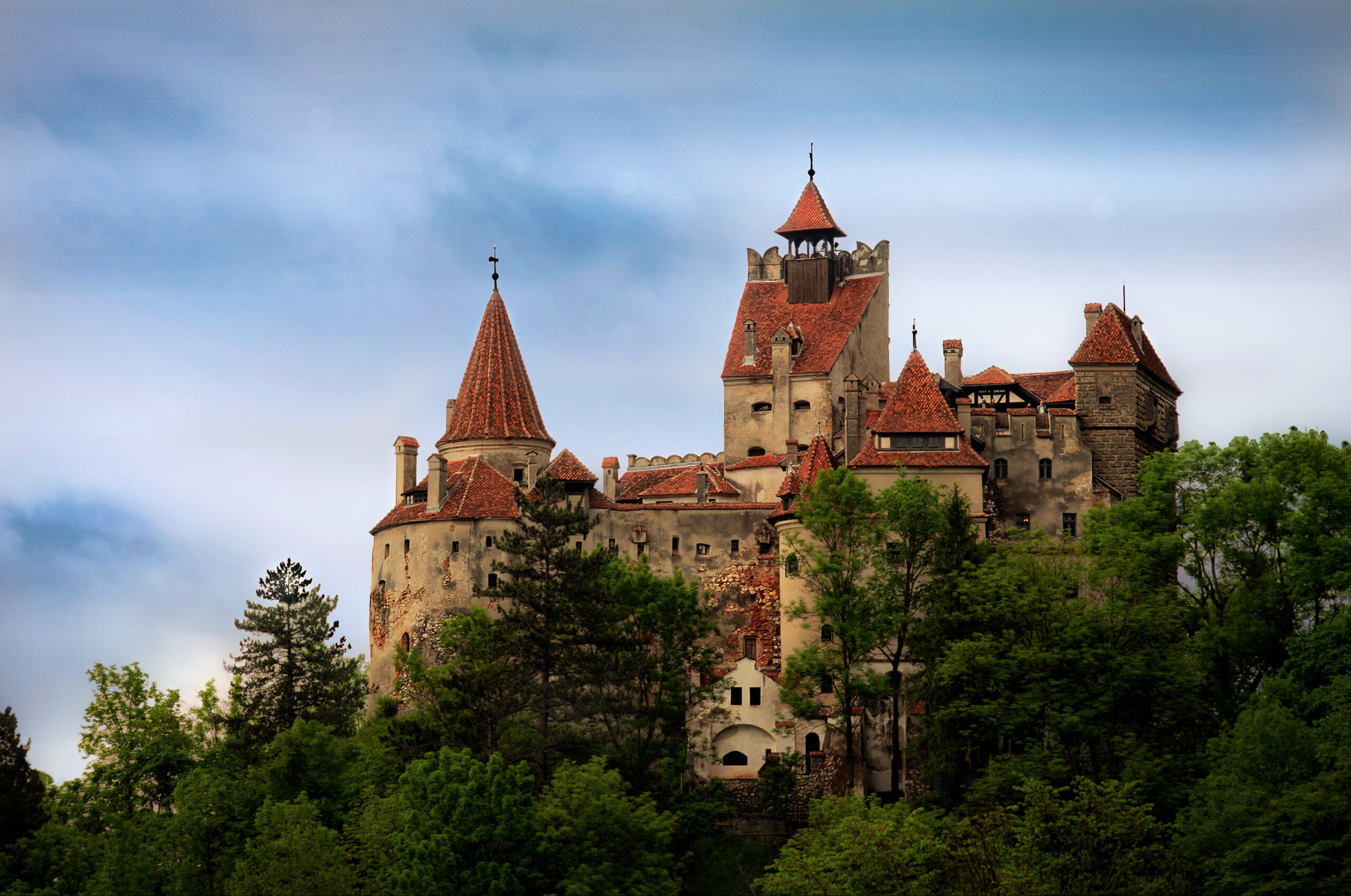 Elon Musk, Angelina Jolie, Peter Thiel sau Larry Page printre miliardarii si vedetele ce ar putea participa la evenimentul de Halloween de la Castelul Bran | FOTO+VIDEO despre Castelul Bran