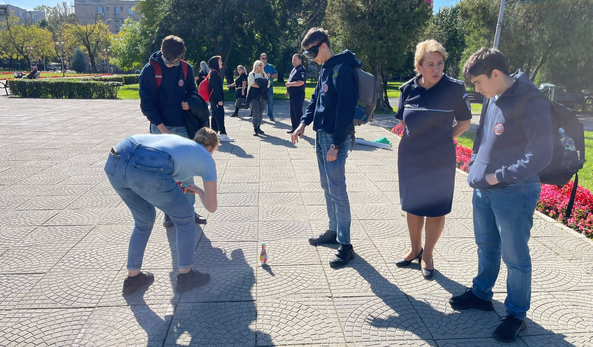Copiii și adolescenții prezenți în Parcul 1 Decembrie din municipiul Oradea au experimentat ochelarii care simulează efectele consumului de droguri