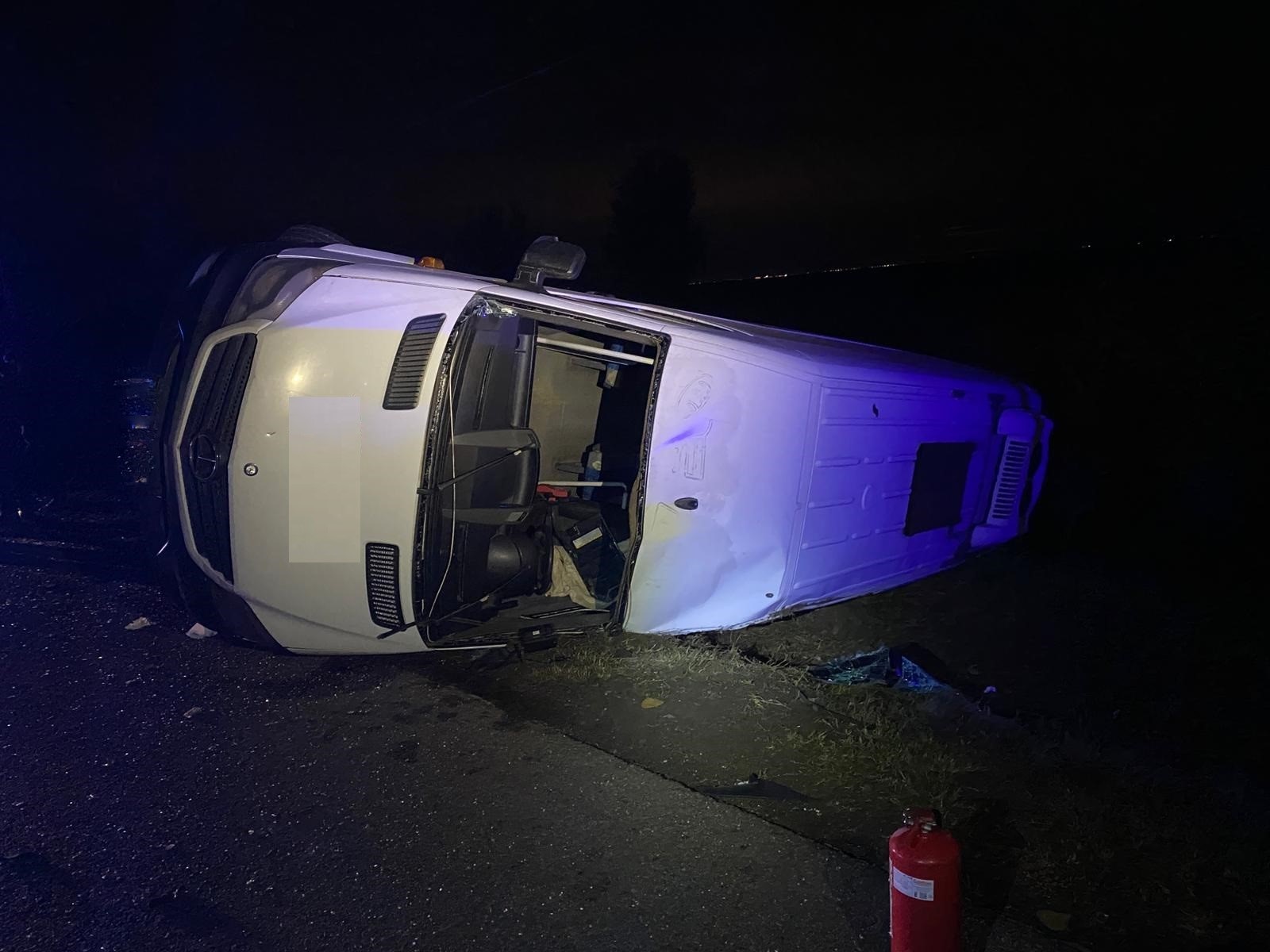 Accident cu 7 victime in Girisu de Cris. Un microbuz in care se aflau acestea s-a rasturnat in afara partii carosabile