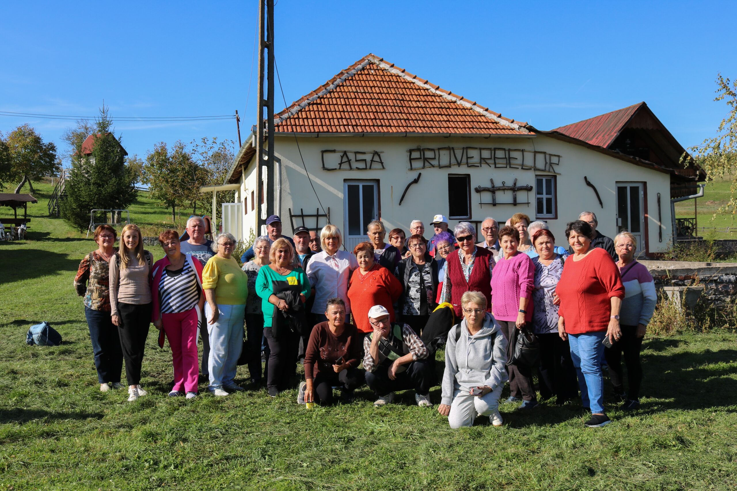 Seniorii din comunitate au petrecut o zi minunată și relaxantă pe plaiuri bihorene