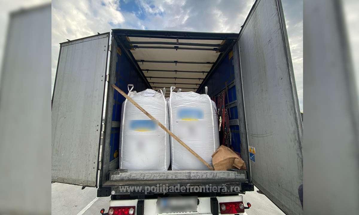 24 de tone de deseuri de plastic oprite in Vama Bors II de politistii de frontiera